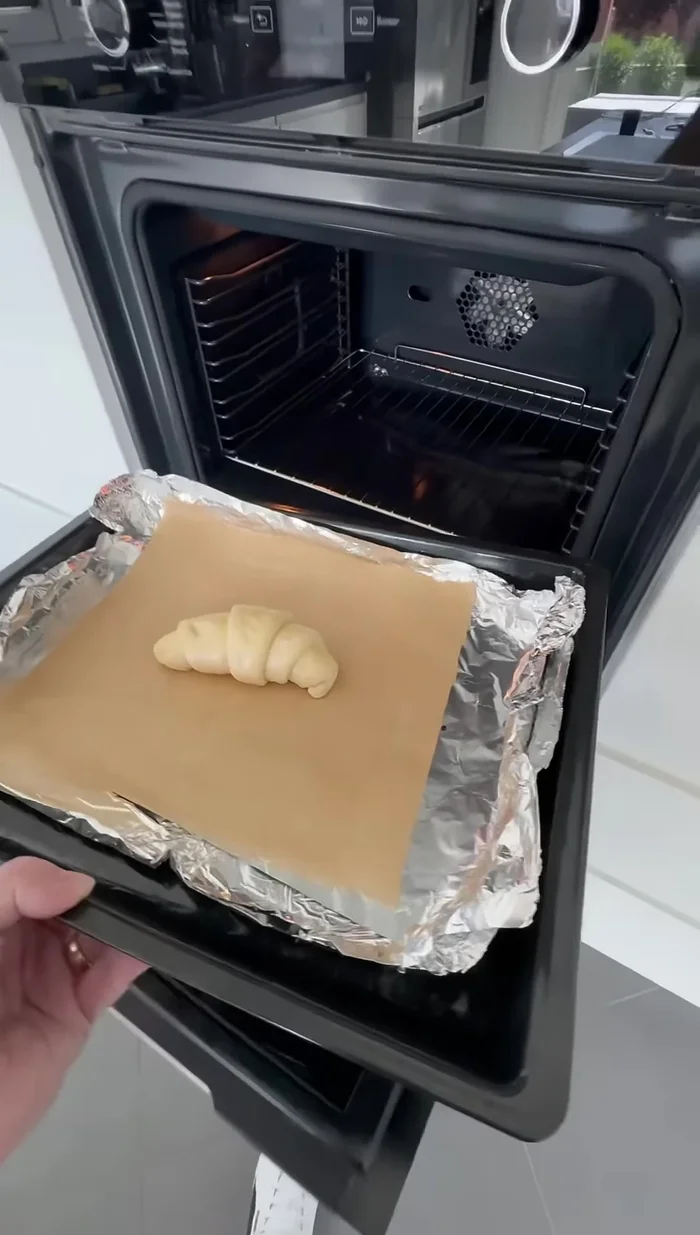 Préparation des croissants au Nutella : Préchauffer le four à 170°C (chaleur tournante).
