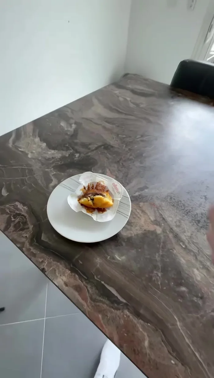 Si nécessaire, réchauffer le muffin quelques secondes au micro-ondes pour une meilleure texture fondante.