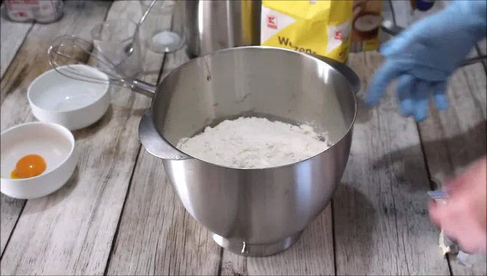 Incorporer progressivement la farine jusqu'à obtenir une pâte légèrement collante.