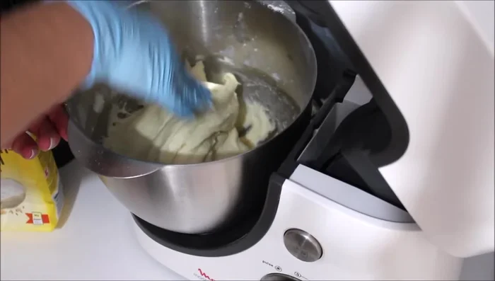 Couvrir la pâte et laisser lever 20 à 25 minutes.
