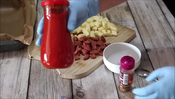 Préparer la garniture : mélanger la sauce tomate avec les épices et ajouter les ingrédients de votre choix.