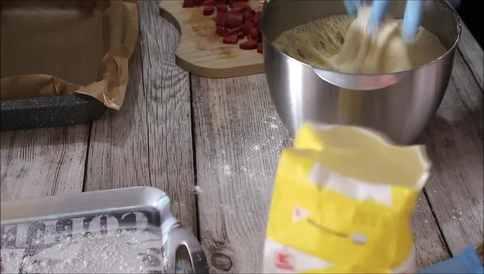 Dégazer la pâte et la diviser en petits pâtons.