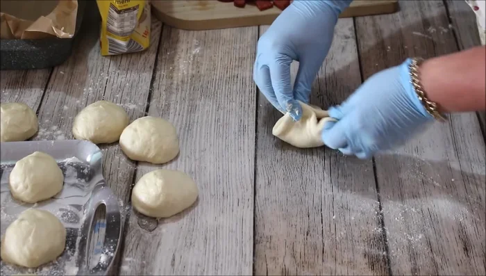 Étaler chaque pâton, ajouter de la sauce tomate (sans en mettre sur les bords), la garniture et refermer.