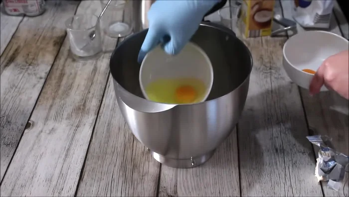 Ajouter les œufs (un jaune réservé pour la dorure) et bien mélanger.