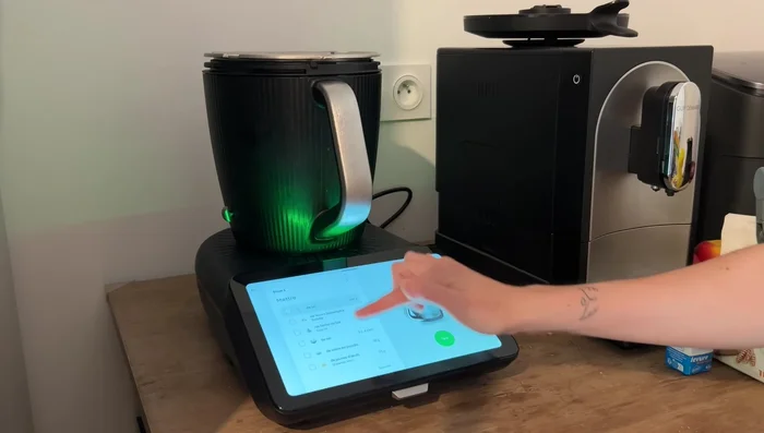 Introduire tous les ingrédients (sauf le beurre) dans le bol du Thermomix TM7, dans l'ordre indiqué par la recette sur l'appareil.