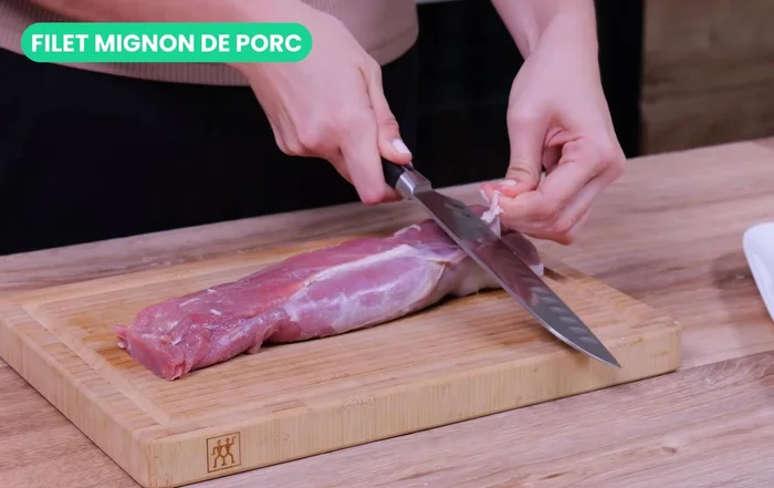 Préparation du filet mignon : retirer l'excédent de gras si nécessaire et faire des entailles assez profondes.