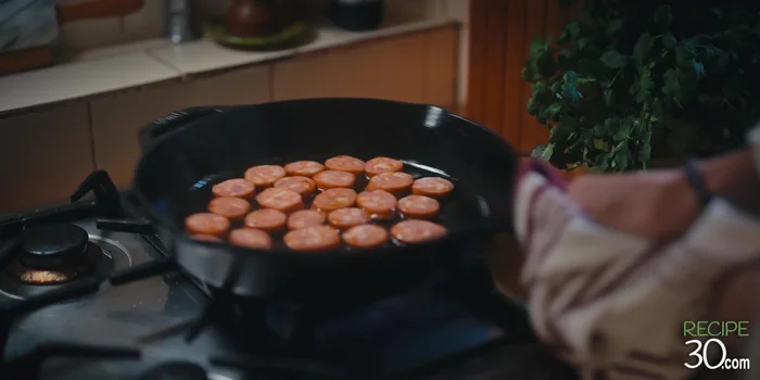 Ajouter les tomates, les épices, le sel et le poivre. Laisser mijoter à feu doux pendant environ 10 minutes.