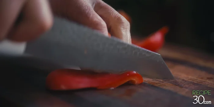 Créer des puits dans la sauce tomate et casser les œufs délicatement dans chaque puits.