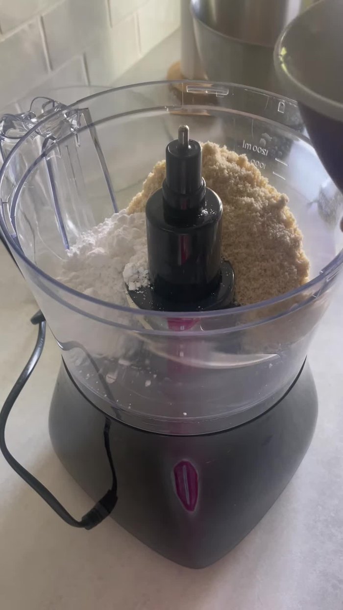 Mixer la poudre d'amande et le sucre glace pendant 20 secondes.