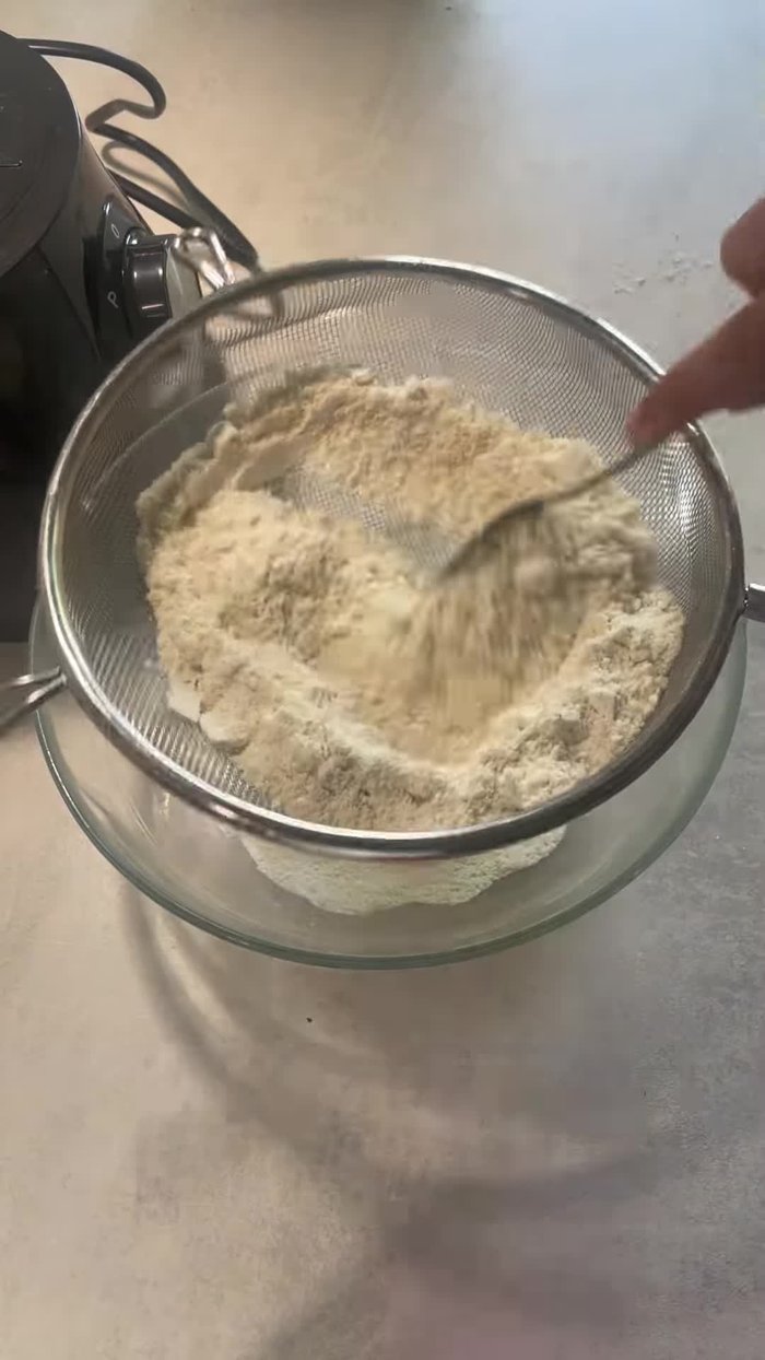 Tamiser le mélange pour obtenir une poudre fine.