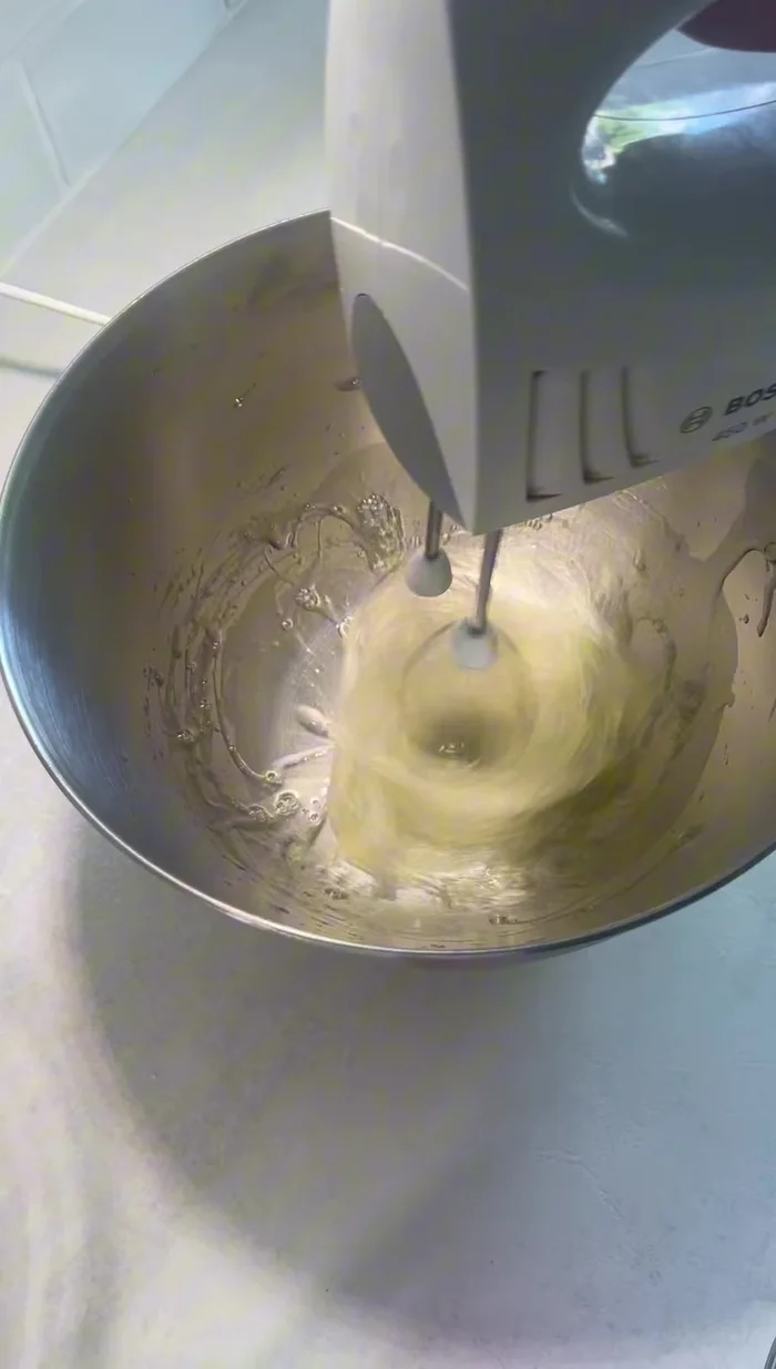 Battre les blancs d'œufs au batteur électrique jusqu'à ce que ça mousse.
