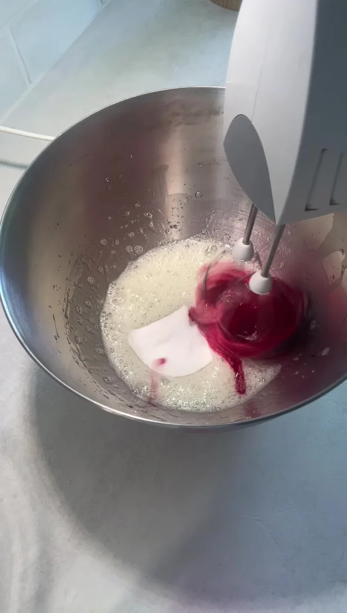 Ajouter le colorant et une partie du sucre, continuer à battre.