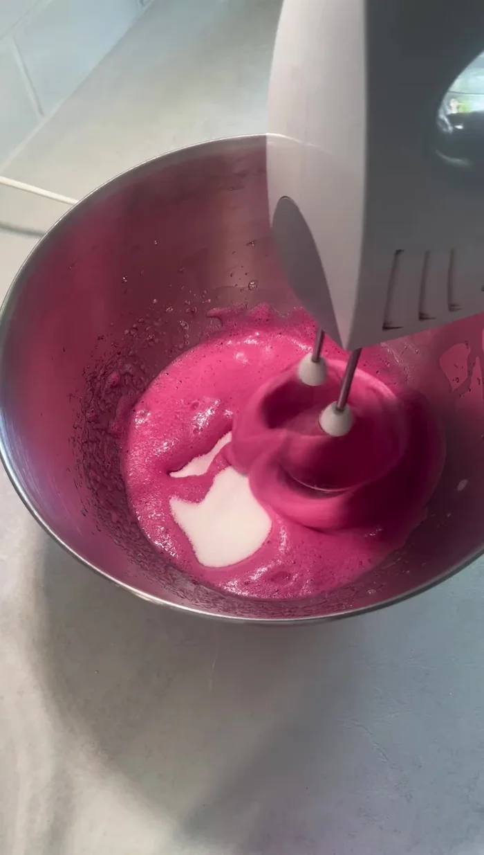 Incorporer le restant du sucre en deux parties jusqu'à obtenir une meringue ferme en bec d'oiseau.