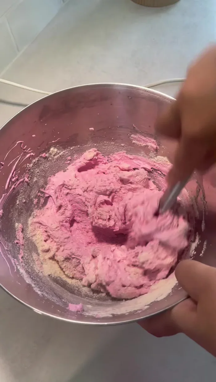 Ajouter délicatement le mélange tamisé à la meringue, en mélangeant jusqu'à obtenir un ruban.