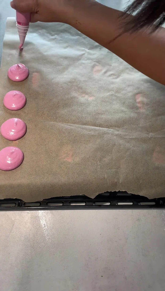 Pocher les macarons sur un plat allant au four.