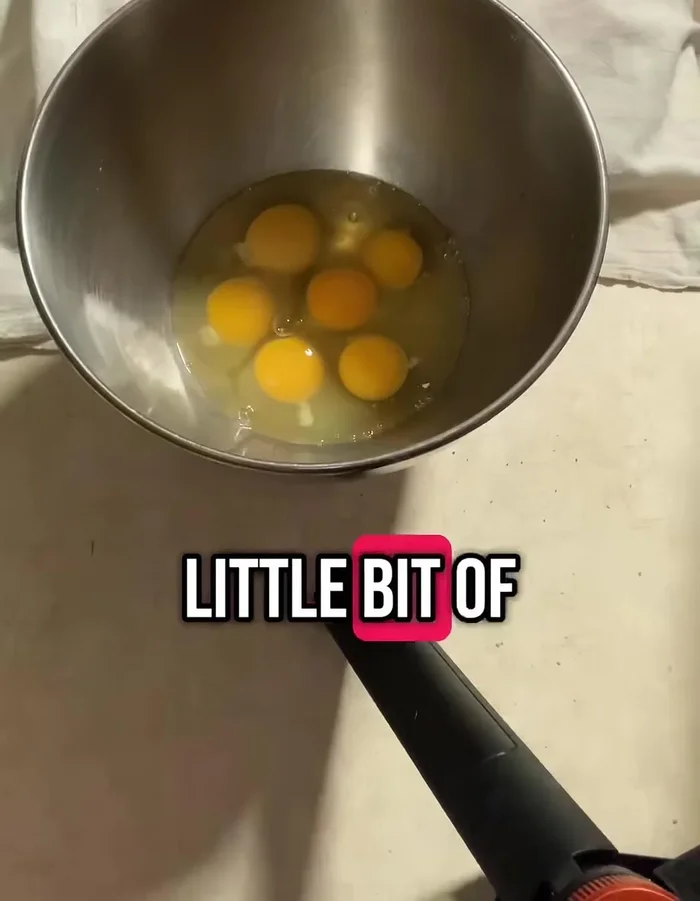 Casser 8 œufs dans un bol. Ajouter 3 tasses de lait, une pointe de vanille, 1/4 tasse de sirop d'érable, une pincée de sel et 2 cuillères à café de cannelle.