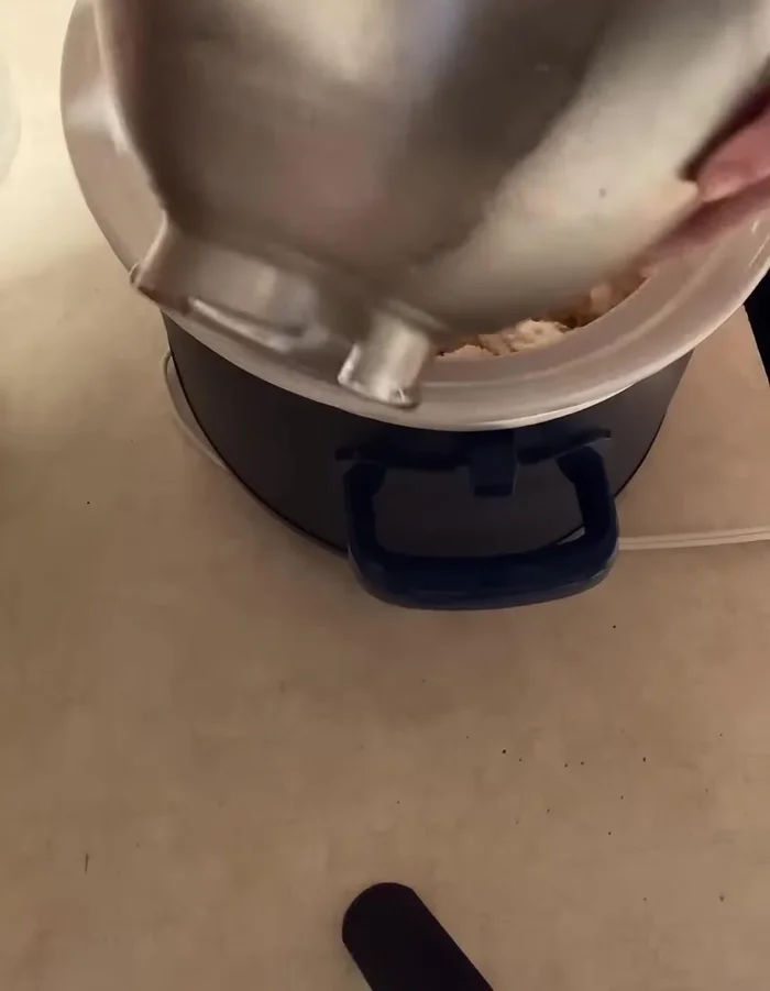 Verser le mélange d'œufs et de lait sur les dés de pain dans la mijoteuse. S'assurer que tous les dés sont bien imbibés.