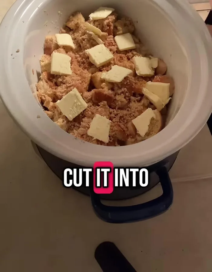 Couper 4 cuillères à soupe de beurre en petits morceaux et les répartir sur le dessus.