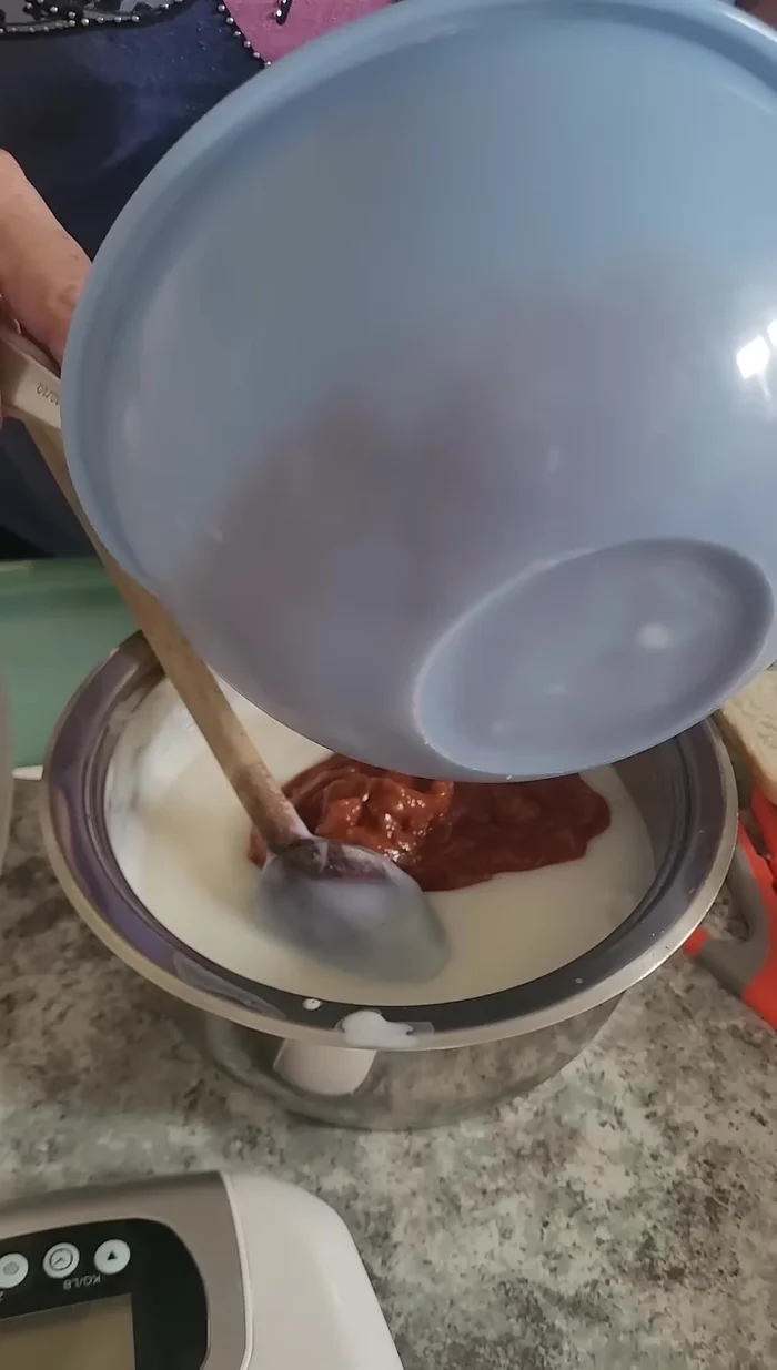 Étaler le mélange bolognaise-béchamel sur les tranches de pain de mie.