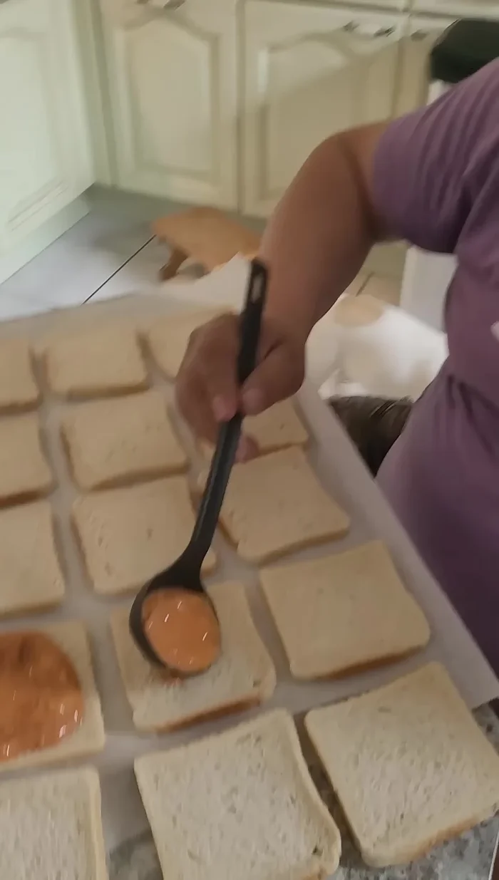 Ajouter le jambon sur le pain.