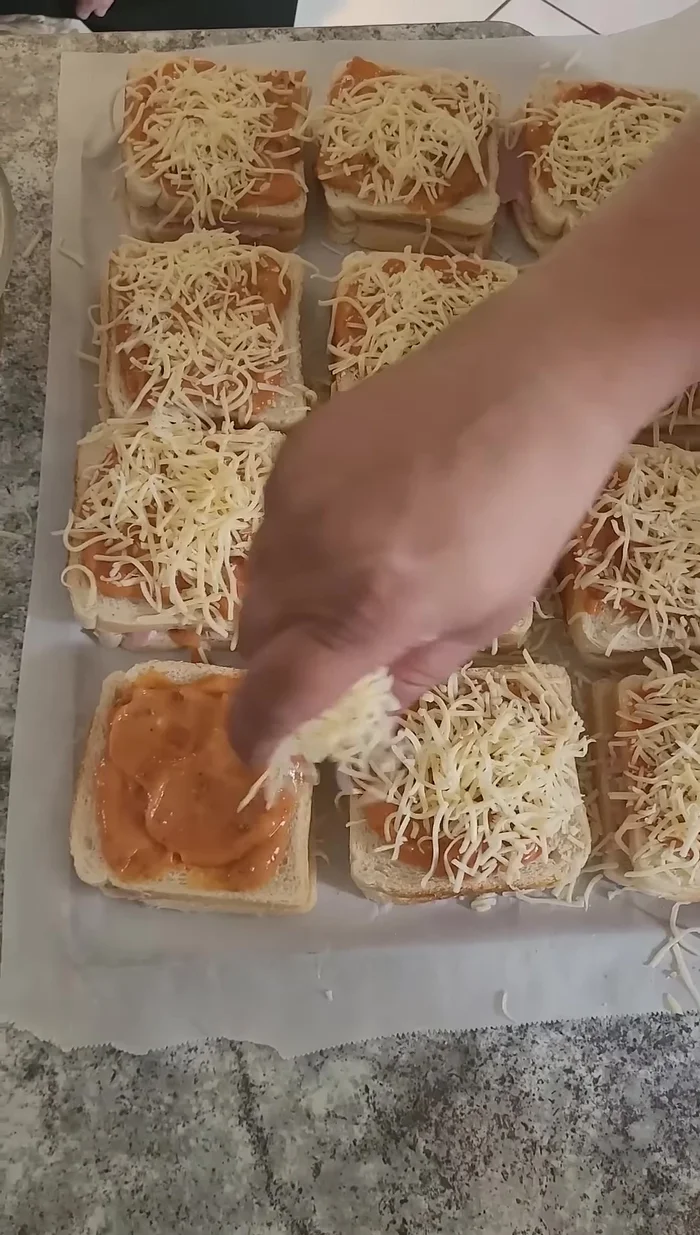 Parsemer généreusement de fromage râpé.
