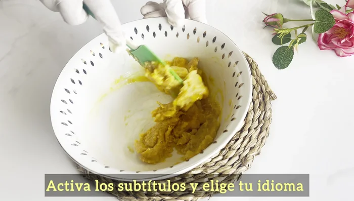 Dans un autre bol, mélanger les ingrédients humides (œufs, beurre fondu, lait, extrait de vanille).