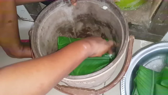 Servir la sauce gombo avec le couscous maïs.(1045.28)