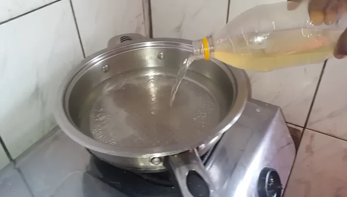 Faire bouillir de l'eau salée (ou avec bicarbonate/kangoa pour un gombo plus gluant). Ajouter le gombo pilé et cuire en remuant, à feu doux pour éviter les éclaboussures. (470.44)