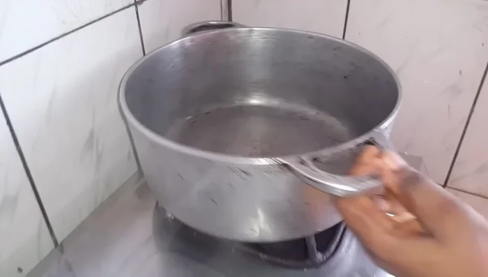 Réserver le gombo cuit. (558.959)