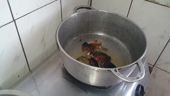 Faire dorer les têtes de poisson fumé dans de l'huile. (579.839)