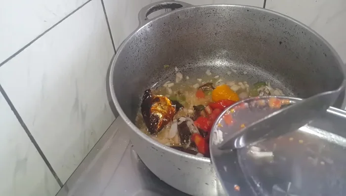 Ajouter le piment et la tomate, mélanger et laisser sécher légèrement. (616.68)