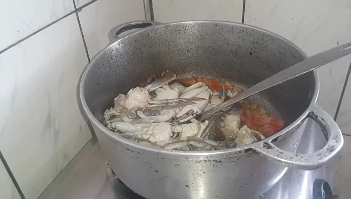 Ajouter les crabes, assaisonner et mélanger. (634.6)