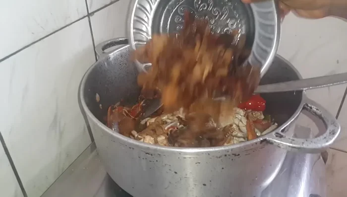 Ajouter le poisson fumé, les champignons et les crevettes. Mélanger. (661.72)