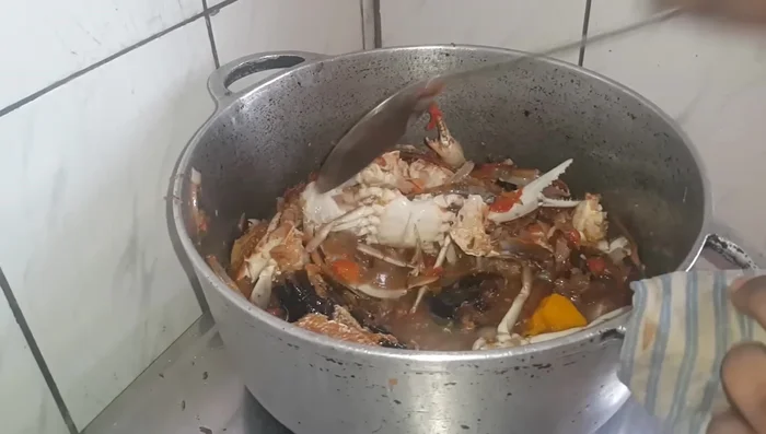 Ajouter de l'eau, le sel et les épices. Laisser mijoter à feu moyen. (710.519)