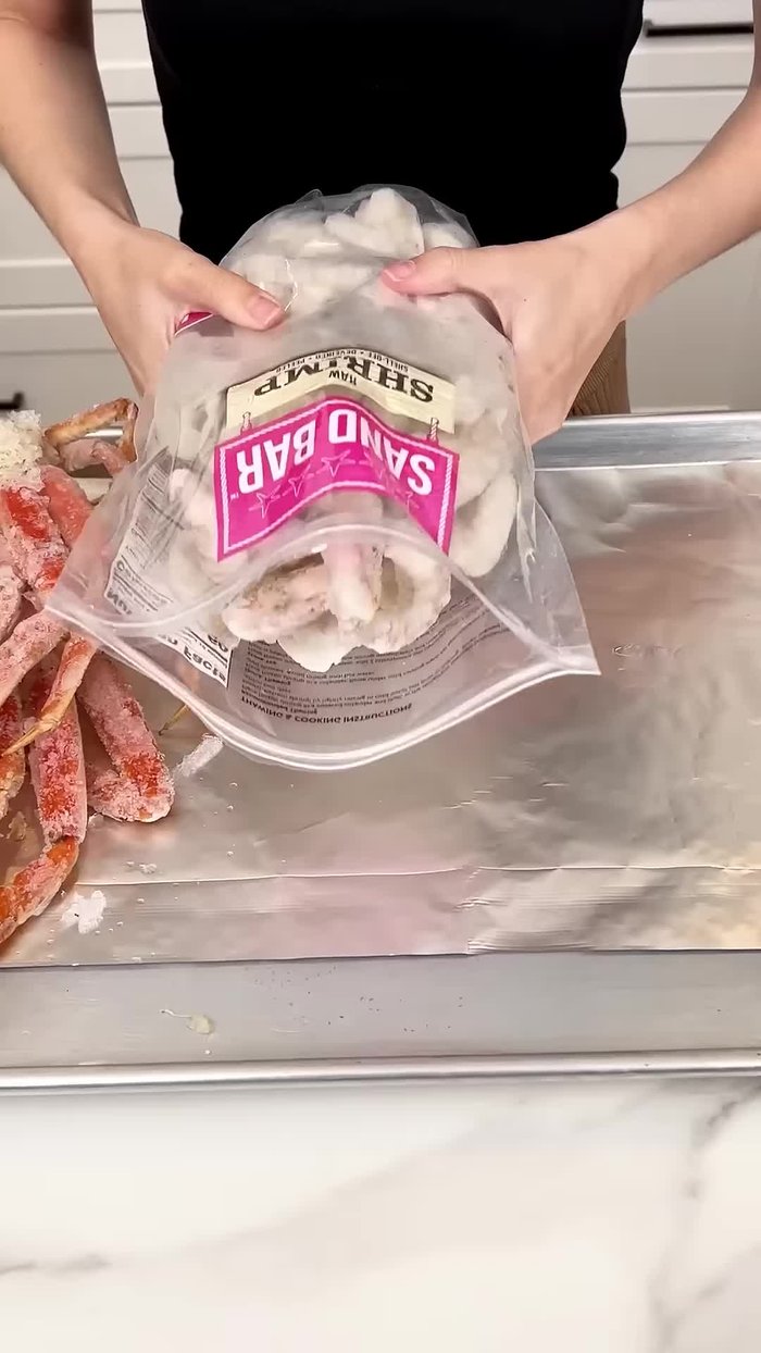 Disposer le crabe des neiges, les crevettes et le saumon sur une plaque de cuisson.