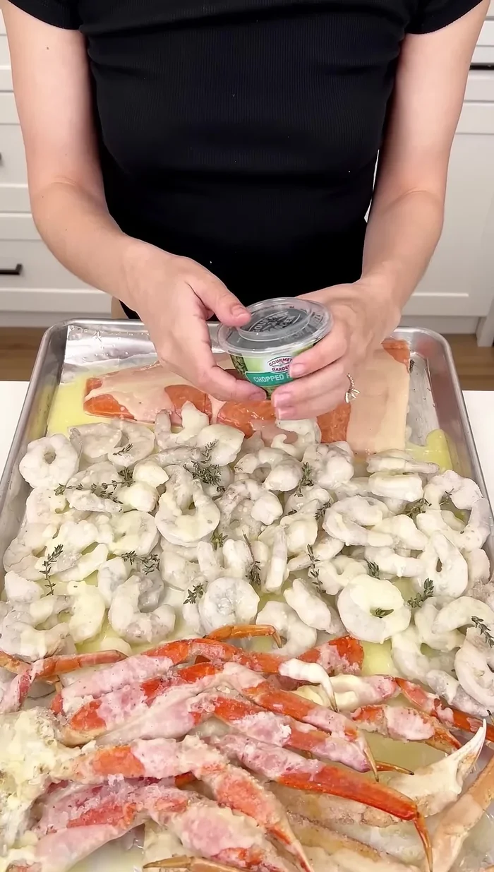 Ajouter du thym frais aux crevettes.