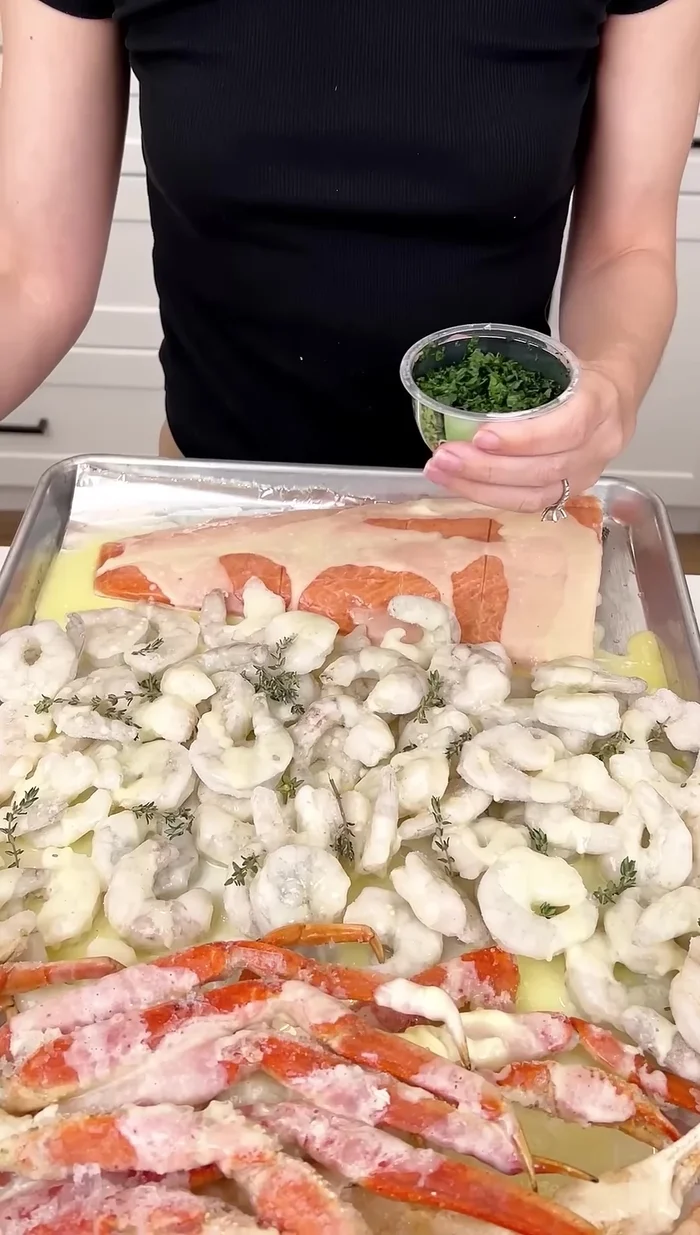 Ajouter du persil au saumon et aux pattes de crabe.