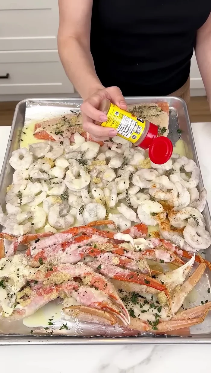Mettre de l'Old Bay sur les crevettes et les pattes de crabe.