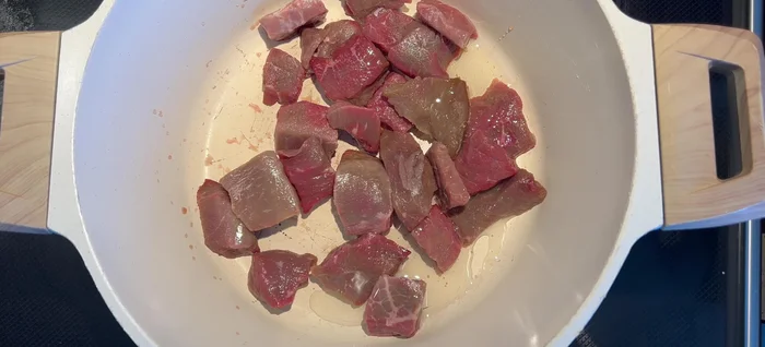 Dans une casserole, mettez la viande, 2 cuillères à soupe d'huile, du sel et la moitié d'un oignon découpé en dés.