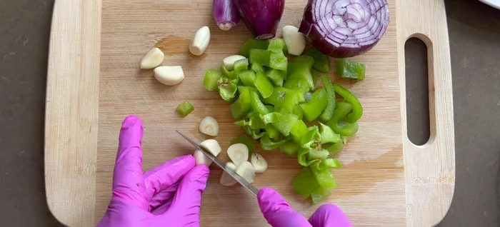 Découpez le poivron, les oignons, l'ail et le piment en morceaux assez petits pour être hachés au mixeur. (Pas besoin de purée).