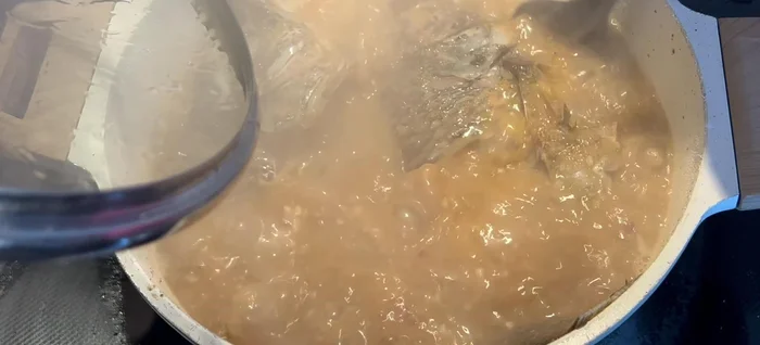 Laissez cuire le poisson quelques minutes, en raclant le fond de la casserole.