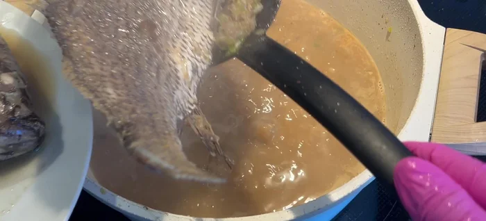 Sortez le poisson cuit, ajoutez le poisson fumé et les crabes.