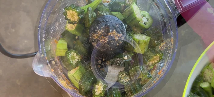 Ajoutez le gombo lavé et débarrassé de ses tiges, un peu d'eau, les aubergines et les piments.