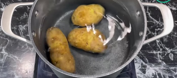 Faire bouillir les pommes de terre dans l'eau pendant 20 minutes.