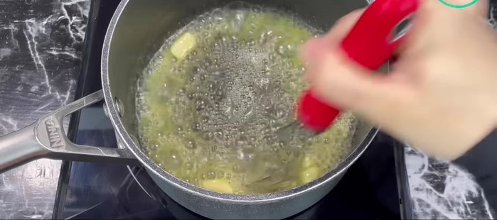 Préparation de la béchamel : Faire fondre le beurre, ajouter la farine petit à petit en mélangeant, puis le lait en mélangeant bien entre chaque ajout. Assaisonner avec du sel, du poivre et éventuellement de la muscade. Fouetter jusqu'à épaississement.