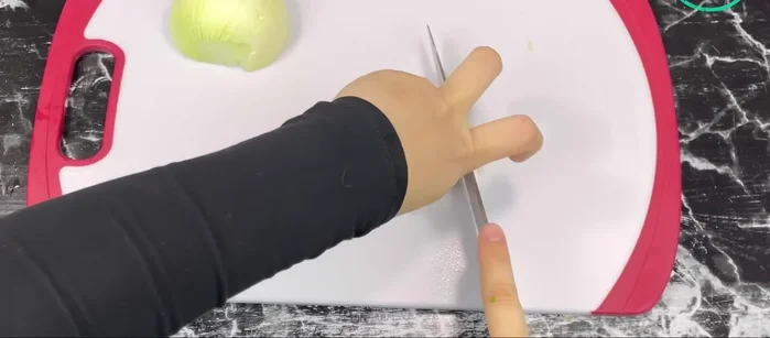 Émincer ou hacher finement l'oignon.