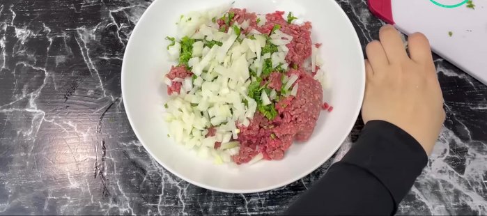 Dans une poêle, faire revenir la viande hachée avec la coriandre, l'oignon, l'huile d'olive, le sel, le poivre, le piment doux et l'ail. Mélanger bien.