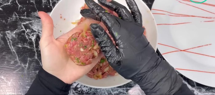 Former des petites rondelles de viande hachée. Optionnel : laisser mariner au réfrigérateur.