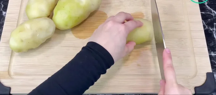 Éplucher et couper les pommes de terre en rondelles (ni trop fines, ni trop épaisses). Assaisonner avec du sel et du poivre.