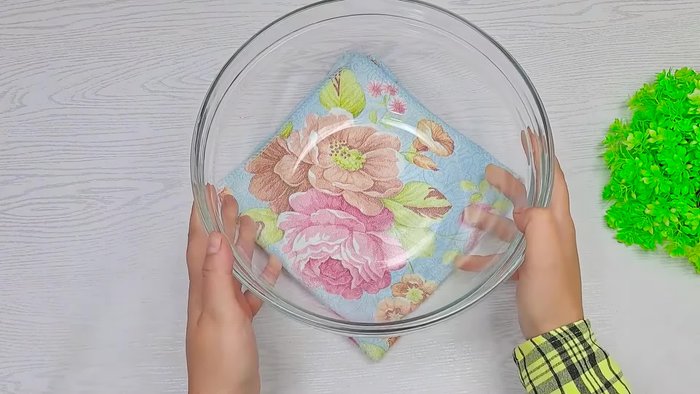 Préparation de la pâte : Mélanger la farine, le beurre, l’eau, le sel et le sucre. Ajouter la levure.
